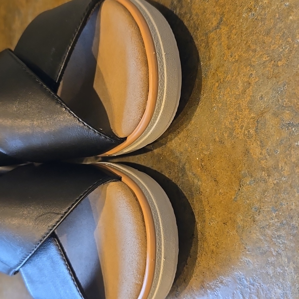 EUC Clarks Black Leather Sandals Size 8 1/2 - Picture 2 of 9